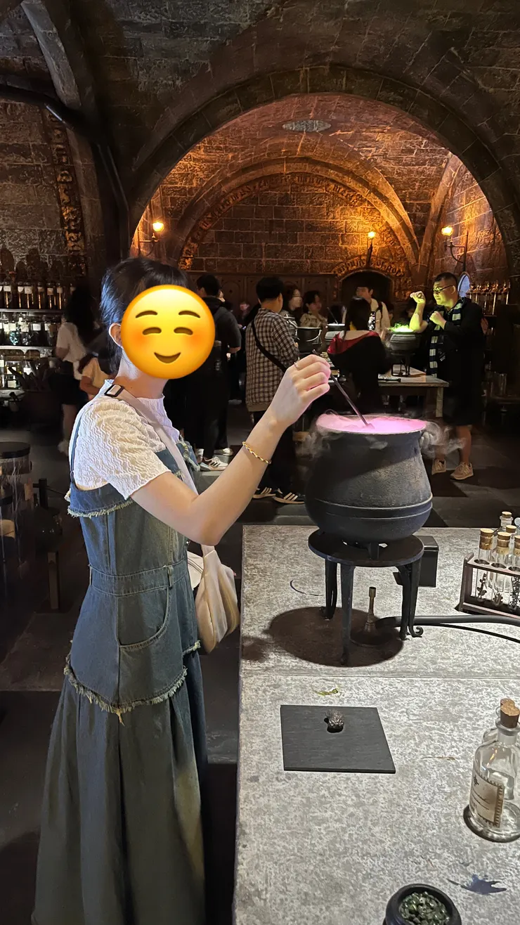 假裝在上魔藥學！後面很多人在排隊等拍照，一堆人看著我假掰，這張我的臉超尷尬🤣