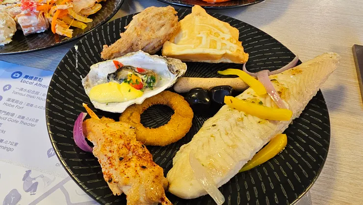 最上面可以看到紅毛城造型的超可愛雞蛋糕!也有淡水名產鐵蛋和魚酥可以吃!