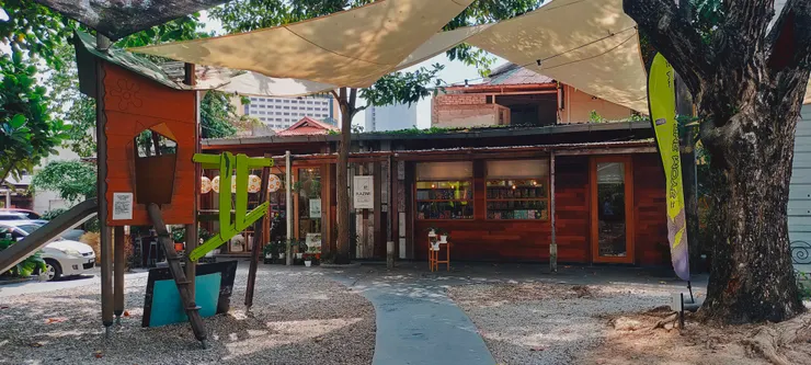 廣場空間,圖中的建築物是咖啡店