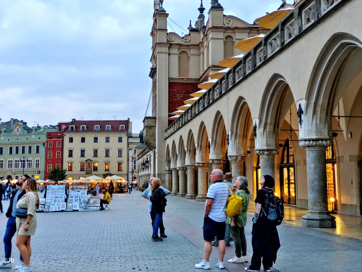 【整點號角響起眾人仰瞻聖母聖殿！每到整點，較高的北塔都會由消防員吹奏號角，旋律會途突然中斷，據傳是為了紀念 13 世紀蒙古入侵時，因發出警報而被箭射中的號手。此時18：00的整點號角響起，遊客紛紛望向北塔。】