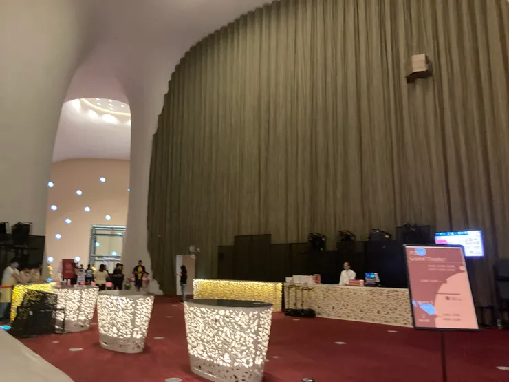 已經有人在劇場外等待排隊了