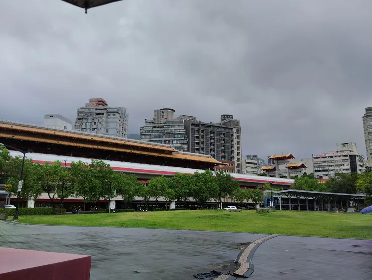 由七星公園廣場眺望新北投站