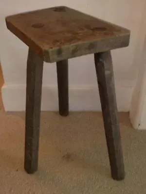 18 世紀專門給酪農戶的擠奶凳（milking stool）。來源：Pinterst