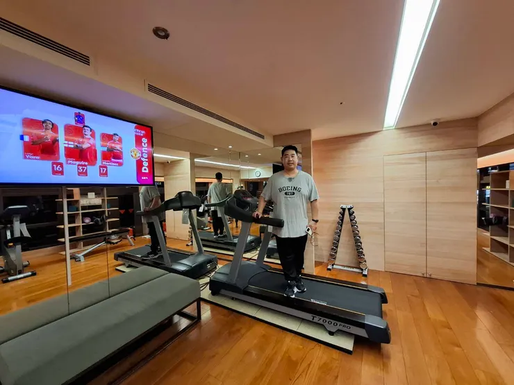 晚上逛完士林夜市後!趕緊在健身房十點打烊之前來還債贖罪!