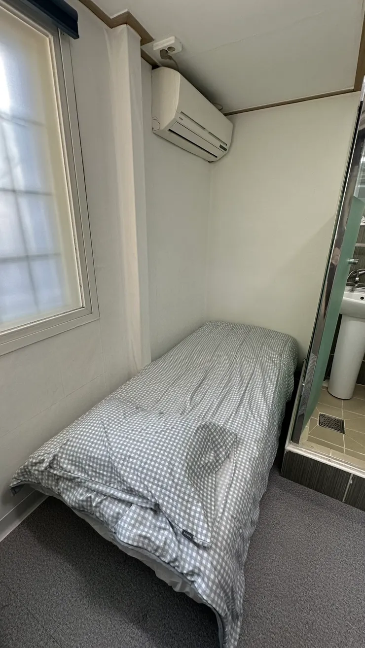 原本就有附棉被跟枕頭，床偏硬，但我個人剛好都睡比較硬的，覺得非常舒適