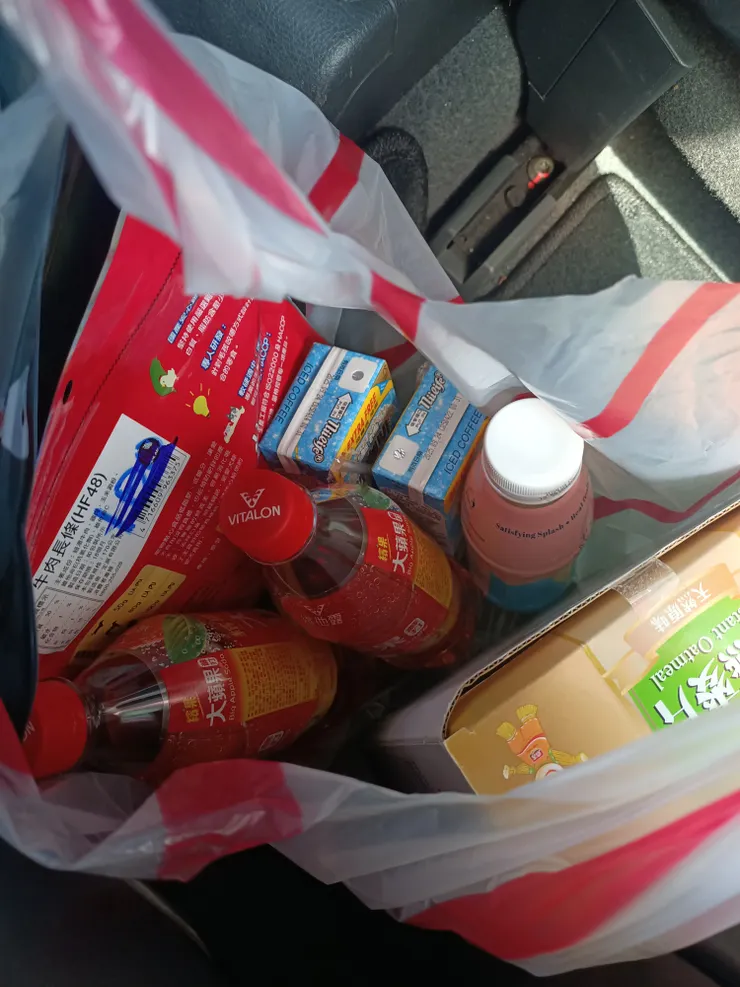 買了一堆吃的喝的,但要注意有效期限