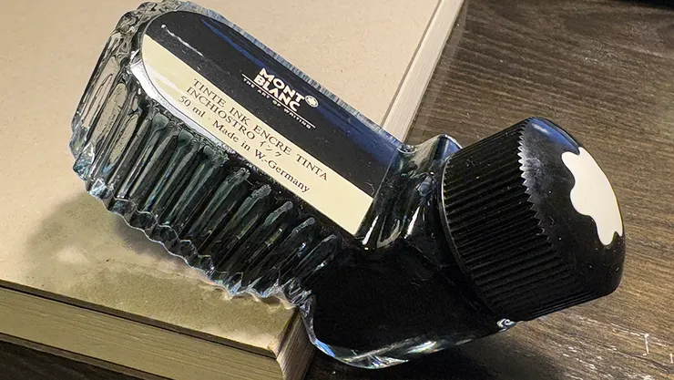 瓶底的缺口可以將瓶身架起來。