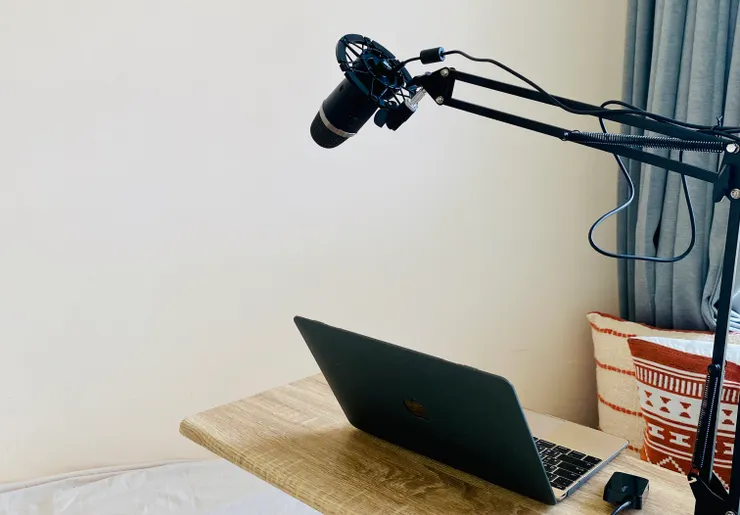 「回家聊」約好要錄到 10 集才能買第二隻麥克風，並邀請其他來賓。（閒人實拍）