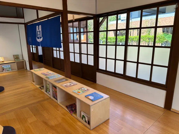 閱讀區的童書雖然不多，但都很新，大家請小心翻閱