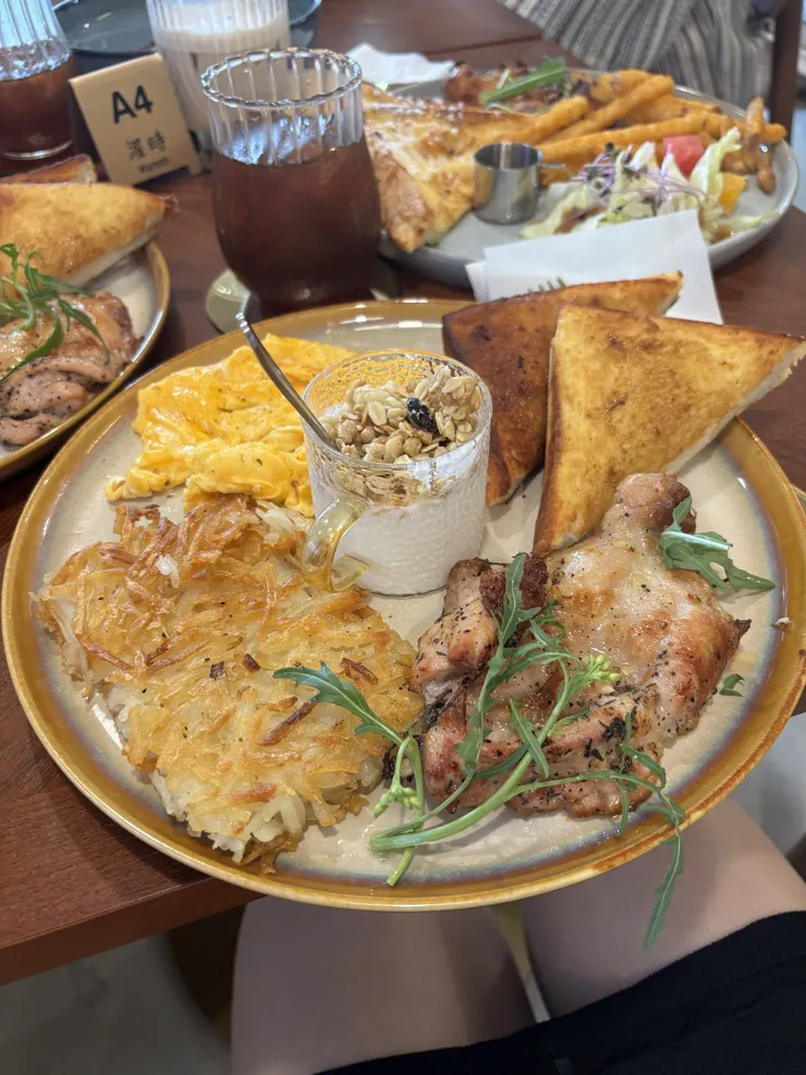 渥時烤雞腿早餐盤 附餐飲料：冰紅茶  NTD330