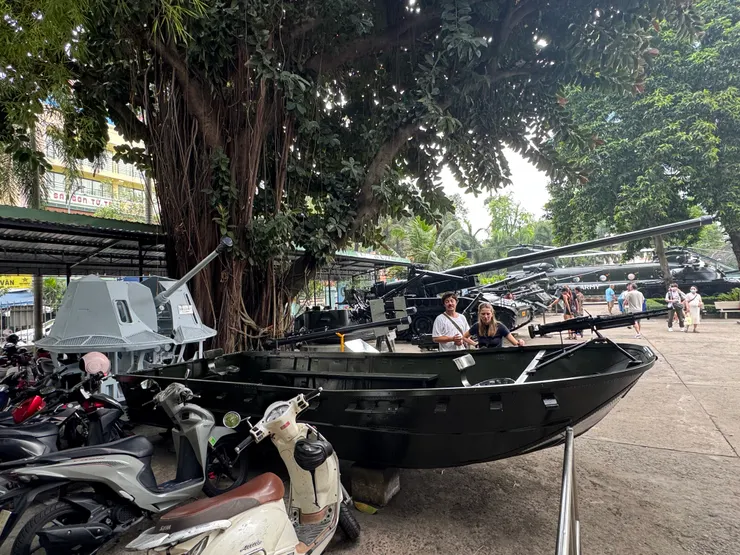 滿地是丟盔棄甲的美軍裝備