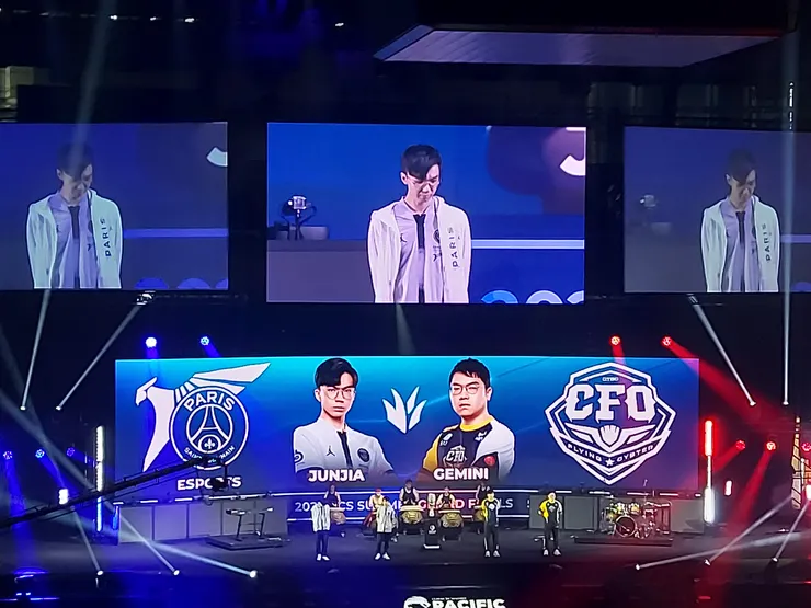 九天民俗技藝團擊鼓表演下的選手登場