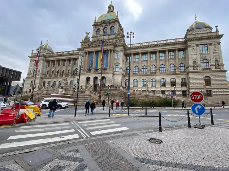 ▲從捷克國家博物館對面的人行道上可以拍下博物館的全貌。