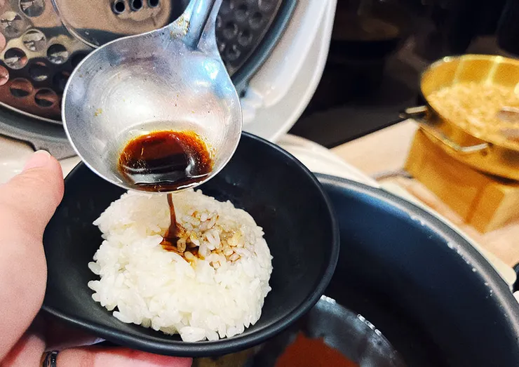 台式經典吃法：淋上濃郁豬油醬汁的熱騰騰米飯