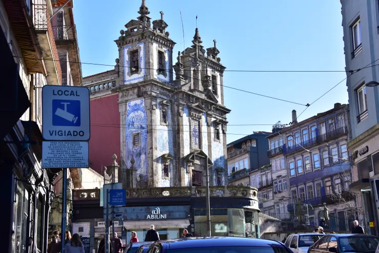 聖伊爾德豐索堂，陽光灑落在留有歷史痕跡的花磚牆面。