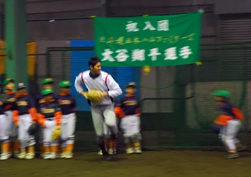 華麗地接起父親・大谷徹打的knock。和小學弟們做傳接球也做了打擊練習的餵球投手。