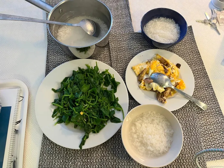 鹽漬沙丁魚煎蛋、炒青菜、白粥