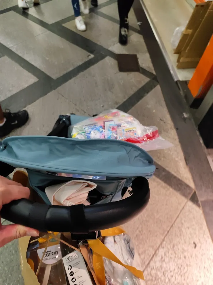 因為買太多，珍豬就沒有推車可坐了(被我們放衣服跟藥妝塞滿整個座位)🤣🤣🤣