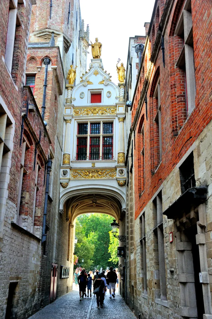 【遊河完畢，穿過市政廳這華麗的廊道，就到城堡廣場。】