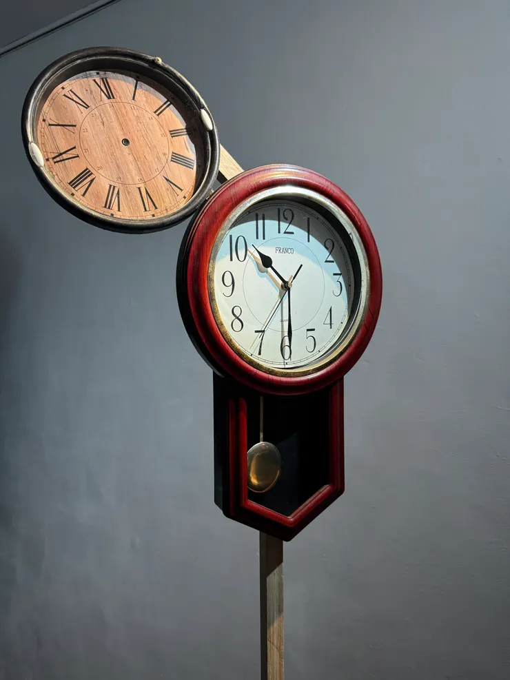 當我們在滑手機的時候，低頭的角度是13.7度，一篇網路上的文章要在137字以內吸引人的興趣。你發現這低頭的時鐘是沒有時間的嗎？就像滑手機的時候，彷彿時間是靜止的。