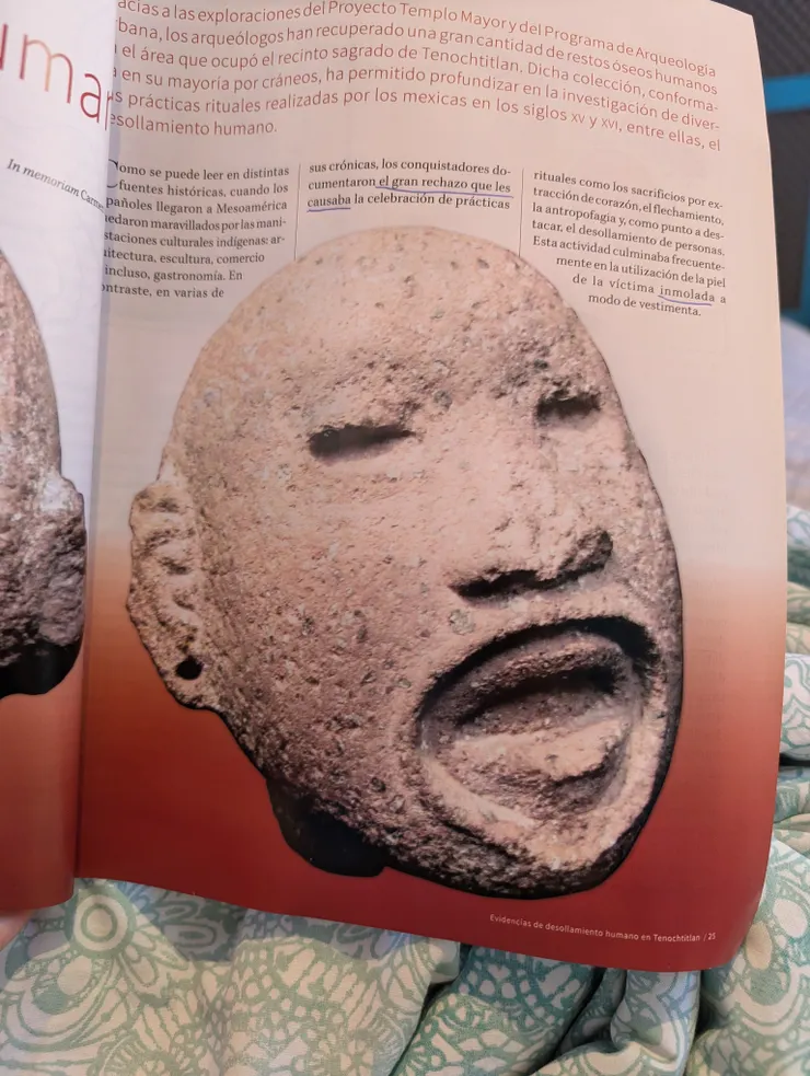 精美的石雕：帶著人皮面具的人(注意他的嘴有兩層)