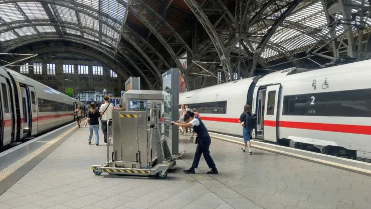 DB的無障礙接駁工具，重點還是女性員工在推