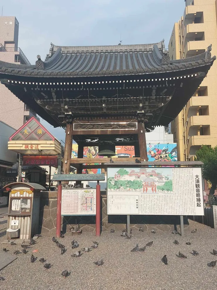 大須觀音寺的鐘，有些人可能不知道日本的神社跟佛寺要怎麼分，給大家一個小小的分類方法，除了有沒有鳥居以外，通常日本的佛寺都會有鐘，而神社比較沒有
