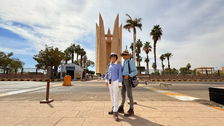 椰棗樹下的小屋是安檢站