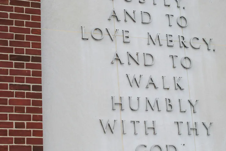 見義勇為要符合神旨意，並在一切患難中與神同行，活出「愛鄰舍」的信仰真諦。（圖/Unsplash）