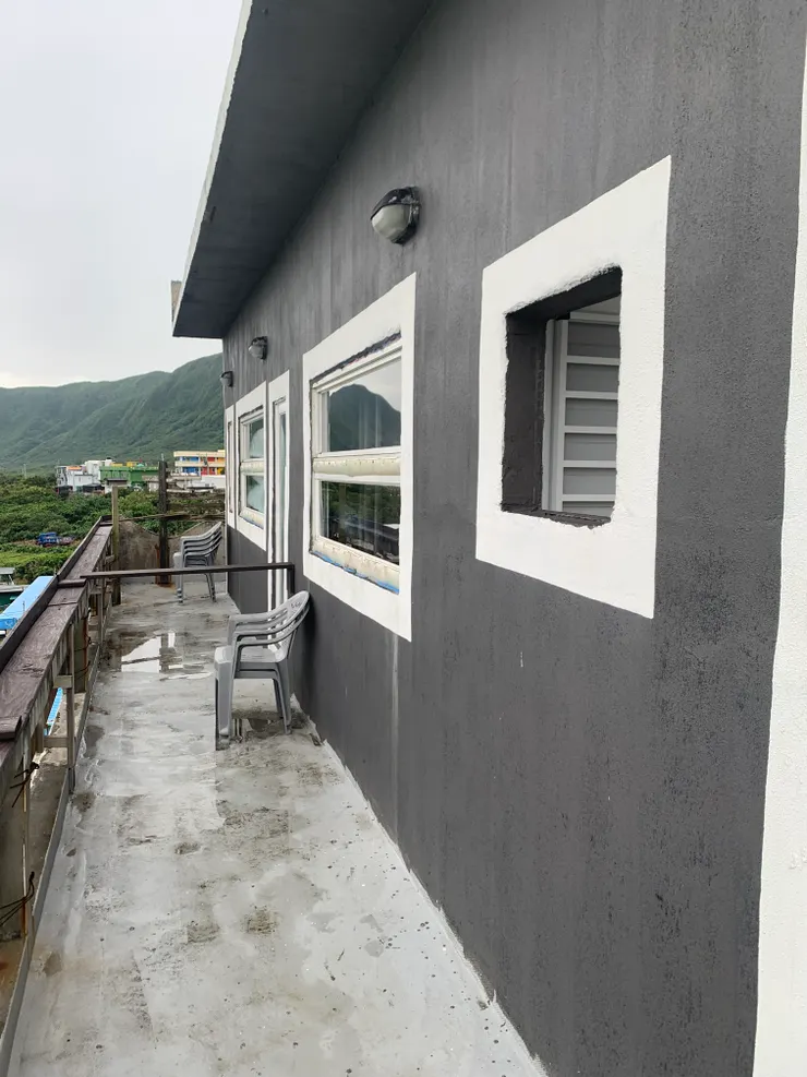 本館三樓的走廊,可直接坐著望海發呆