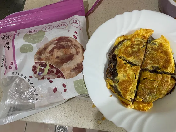 加了蛋的萬丹紅豆餅多了蛋香，少了些許甜膩