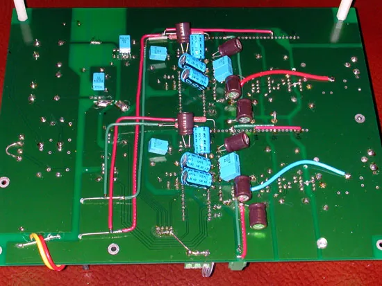 PCB 背面也大有文章,正面塞不下,只好焊在背面