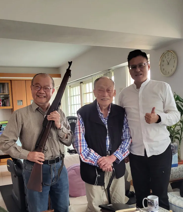 與劉哲基老先生合影(步槍不是真槍)李建崑攝影