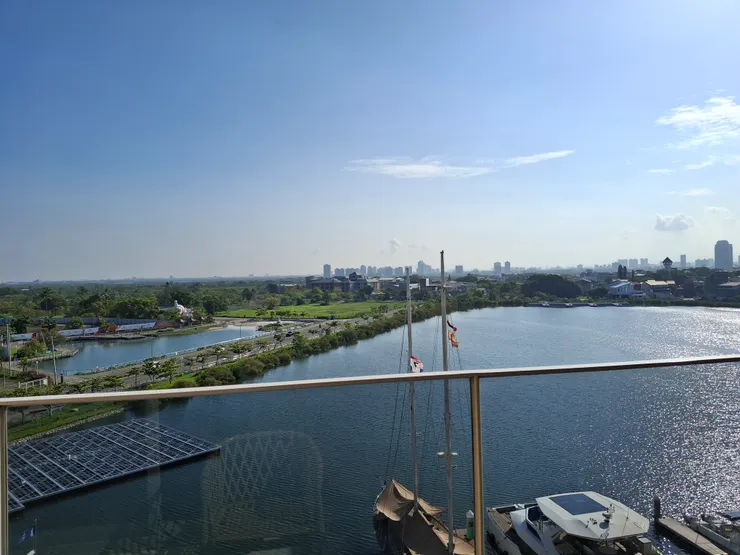 從遊艇酒店的房間陽台看出去的風景