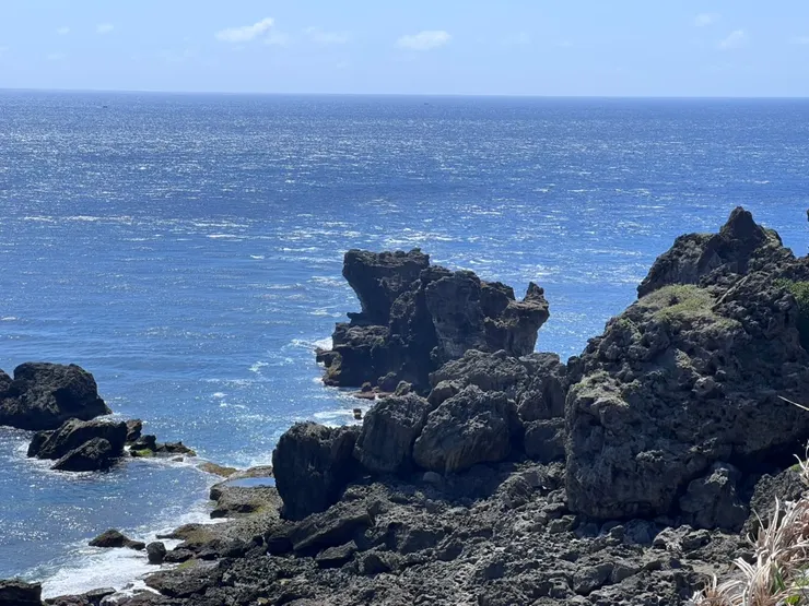 中間這顆就是貓岩，要花一點想像力才能看出貓的樣子。巴士海峽（左邊）和台灣海峽（右邊）其實是沒有分野的，一片汪洋，在陽光下閃閃發光！
