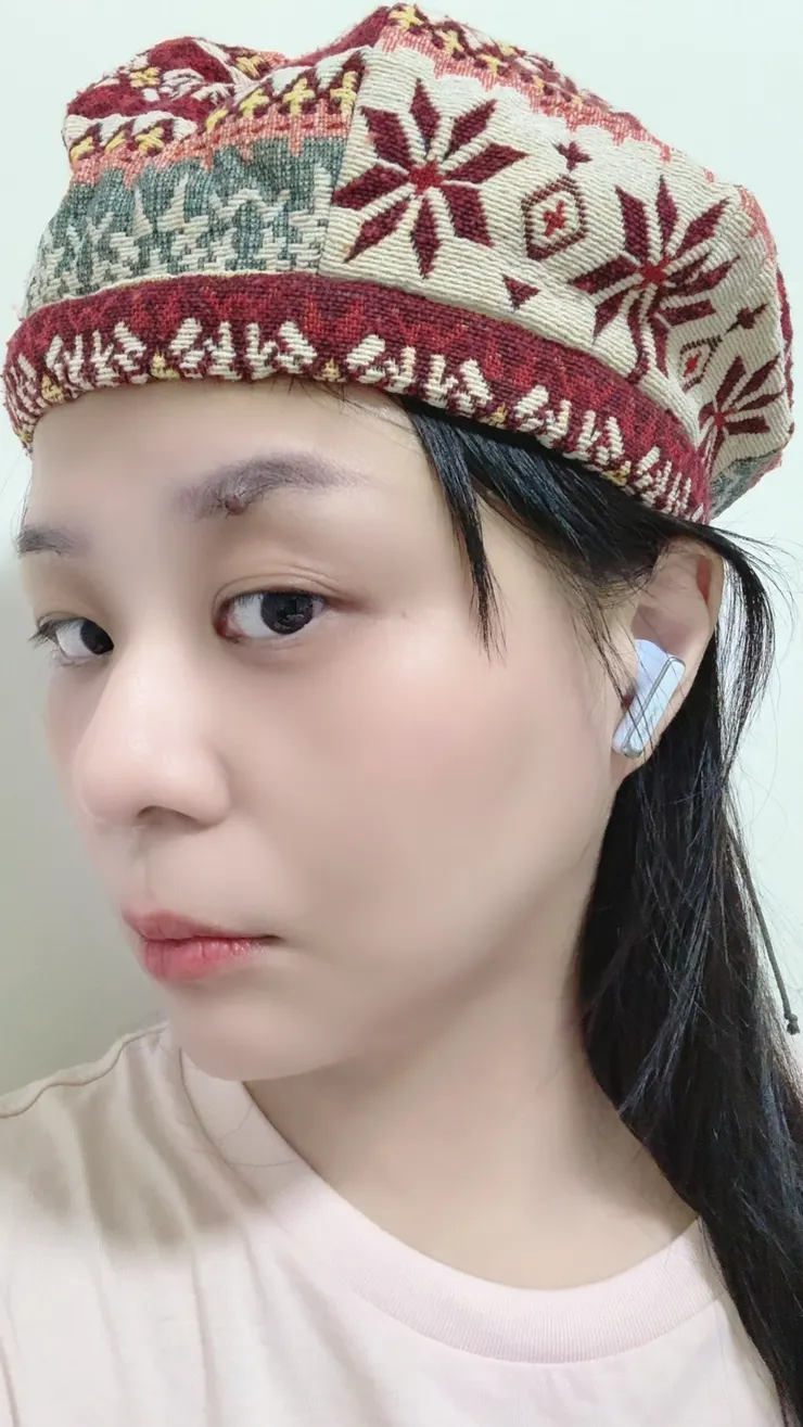 漂亮，微光，然後不會因為戴帽子或眼鏡，壓迫到耳朵，甚至滑落