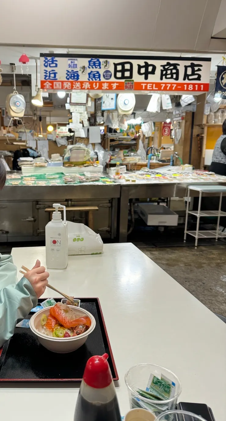 坐在市場內食用海鮮丼