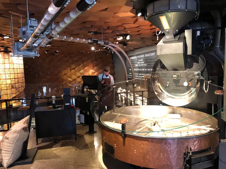 上海星巴克咖啡吳江路旗艦店内部