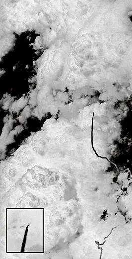 1966年某次偵察任務途中，莊人亮在矯視器中看見這枚飛來的飛彈，當天他迴避了3枚飛彈。有5位黑貓中隊飛行員遭飛彈擊落殉職或被俘。 來源: 解密的中情局CIA照片