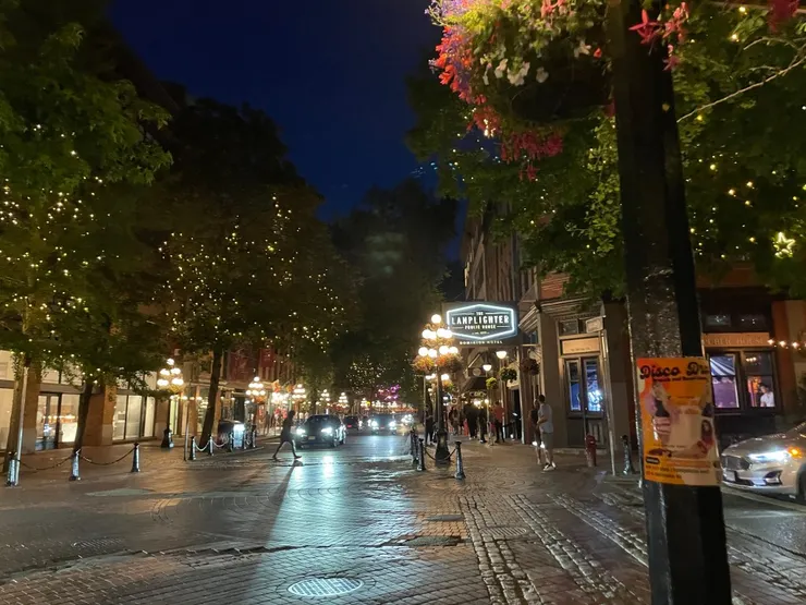 🎤 Live Music (8pm - 10pm， Canadian Favourites ) ；🎧 Live DJ (5pm - 8pm and 10pm - 4am)