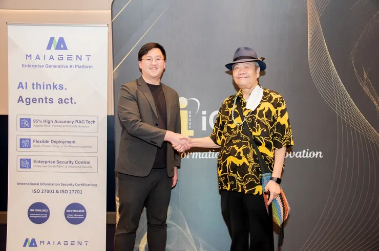 MaiAgent執行長張介騰(左)與iGroup董事長於簽約現場合影,象徵雙方深化合作、共同推動企業生成式AI的發展。圖/思邁智能提供