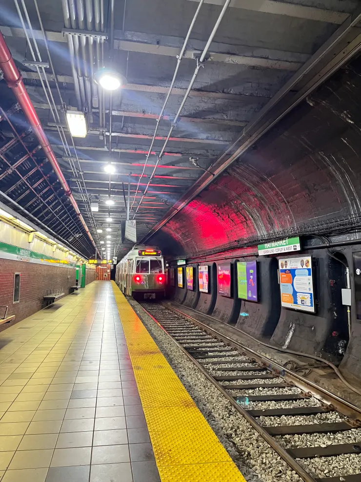 地下段地鐵像在洞穴裡