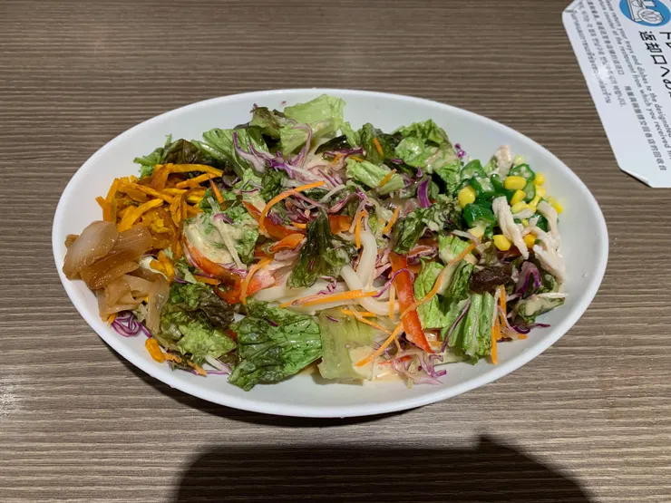 大碗的涼拌野菜烏龍麵，Q彈、好吃！