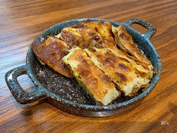 餅皮(脆皮)蛋餅、(也有提供粉漿蛋餅)。薄脆地像是餅乾一樣，焦香味十足，招牌必點