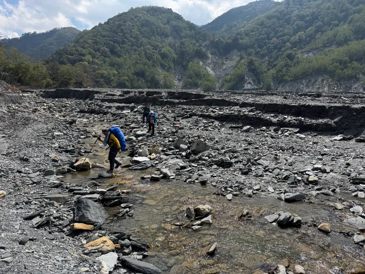 開始忽左忽右穿梭的溯溪行程
