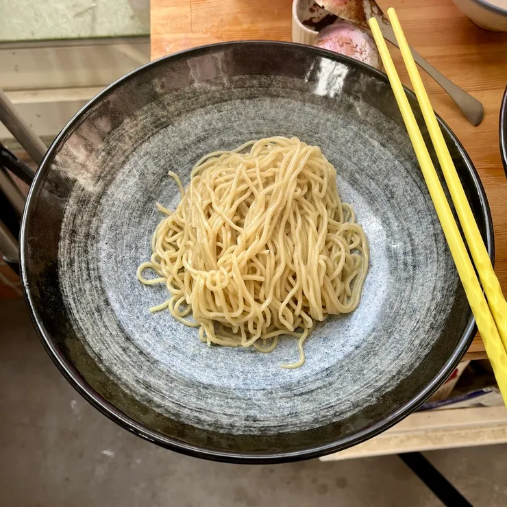 然後再把麵跟些許麵湯加入