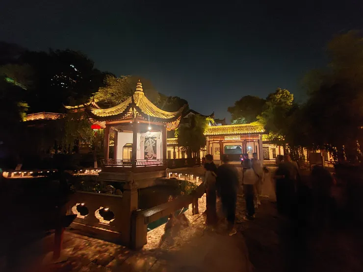 這也是黃鶴樓園區裡的涼亭及湖。