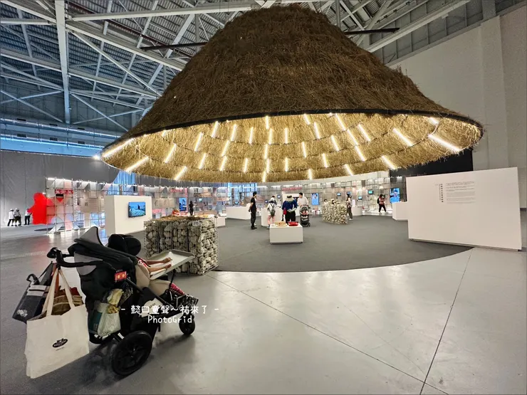 這是臺灣館入口處的客家茅草屋，草屋之下有很多客家元素的呈現。