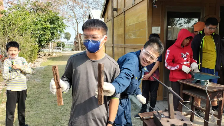 打環時太用力，不小心把用來敲型的木棒打裂了！