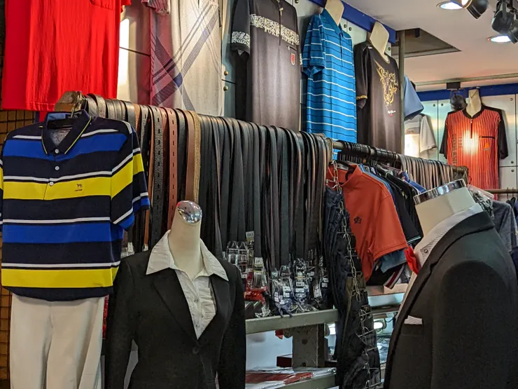 男裝服飾店店內擺設